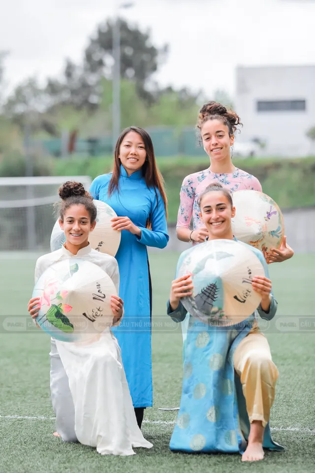 Huỳnh Như và đồng đội tại Lank FC diện áo dài, đội nón lá - Ảnh 6.