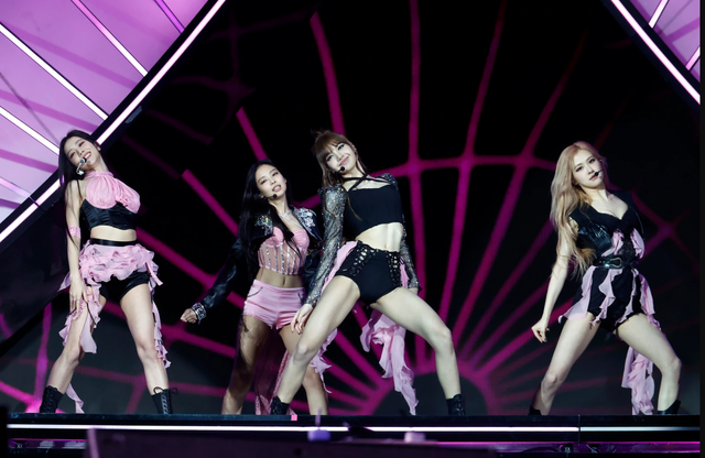 BLACKPINK được gọi là huyền thoại sau 2 tiếng biểu diễn tại Coachella 2023 - Ảnh 1.