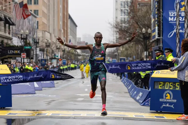 Huyền thoại Kipchoge gây thất vọng tại Boston Marathon 2023 - Ảnh 1.