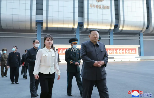 Triều Tiên chuẩn bị phóng vệ tinh trinh sát quân sự đầu tiên - Ảnh 1.