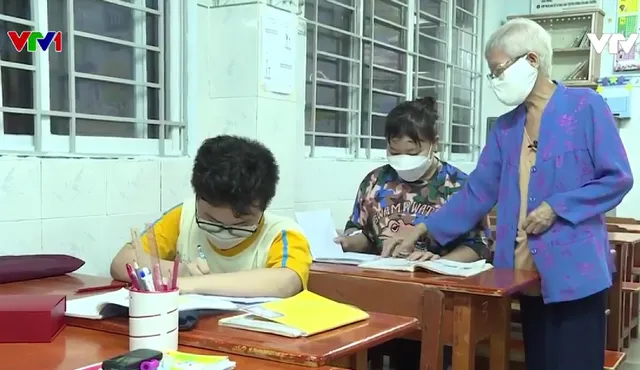 Cô giáo hơn 70 tuổi với lớp học miễn phí cho người nghèo - Ảnh 1.