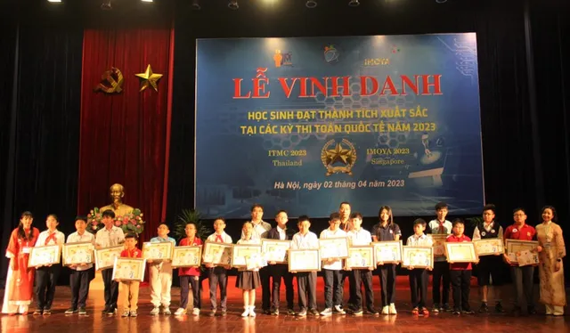 Hà Nội vinh danh 22 học sinh xuất sắc tại các kỳ thi toán học quốc tế 2023 - Ảnh 1.