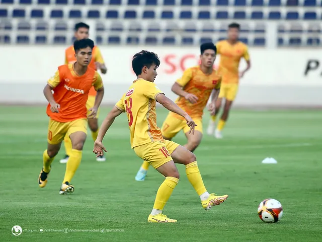 Các cầu thủ U22 Việt Nam nỗ lực thể hiện khả năng để cạnh tranh suất tham dự SEA Games 32 - Ảnh 4.