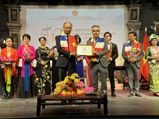 Kỷ niệm 50 năm quan hệ Việt Nam - Pháp - Ảnh 1.