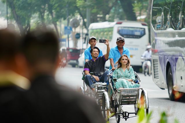 MC Đức Bảo cùng diễn viên phim A Tourist’s Guide to Love thưởng thức bữa sáng đậm chất Việt - Ảnh 2.