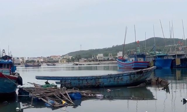 Xác tàu đắm nằm chờ dự án nạo vét cửa biển Sa Huỳnh - Ảnh 2.