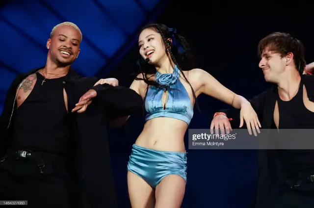 Jennie (BLACKPINK) hở bạo, quá sexy tại Coachella 2023 tuần thứ 2 - Ảnh 3.