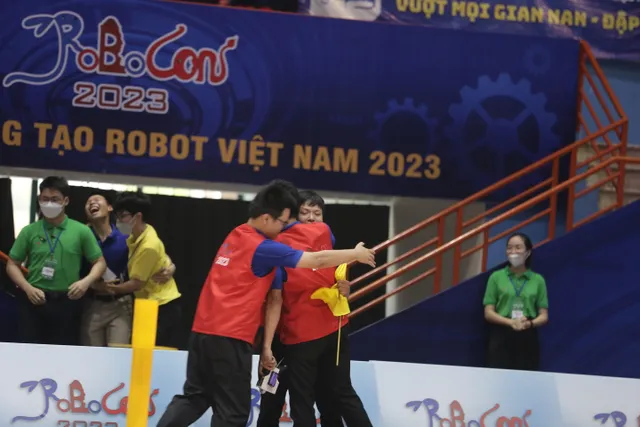 Vỡ òa cảm xúc trên sân thi đấu Robocon Việt Nam 2023 - Ảnh 2.