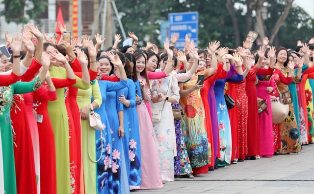 Giỗ Tổ Hùng Vương 2023: Trình diễn áo dài và xác lập 3 kỷ lục Guinness Việt Nam - Ảnh 1.