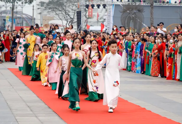 Giỗ Tổ Hùng Vương 2023: Trình diễn áo dài và xác lập 3 kỷ lục Guinness Việt Nam - Ảnh 4.