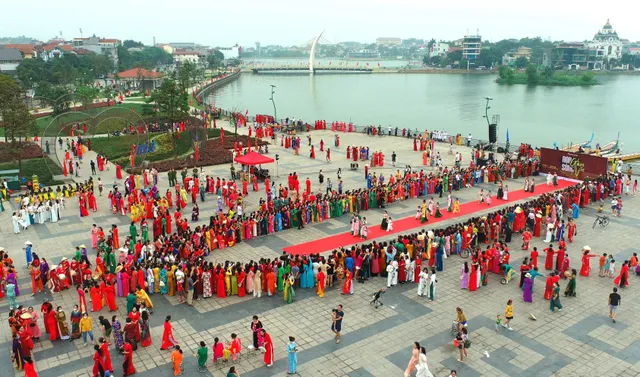 Giỗ Tổ Hùng Vương 2023: Trình diễn áo dài và xác lập 3 kỷ lục Guinness Việt Nam - Ảnh 3.