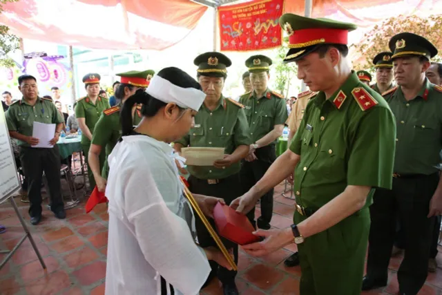 Truy thăng cấp hàm Trung tá cho cán bộ Cảnh sát giao thông Long An hy sinh khi làm nhiệm vụ - Ảnh 1.