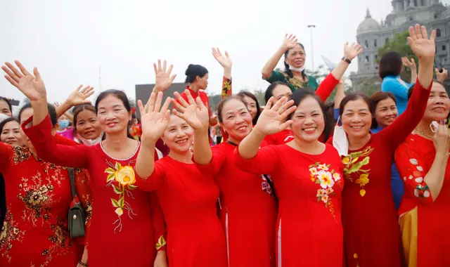 Giỗ Tổ Hùng Vương 2023: Trình diễn áo dài và xác lập 3 kỷ lục Guinness Việt Nam - Ảnh 2.