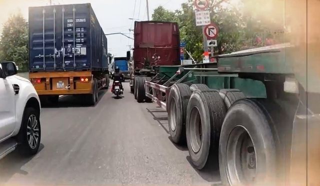 Xe container chạy vào giờ cấm, nhiều người sợ không dám ra đường - Ảnh 1.