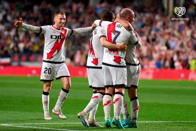 Barcelona bất ngờ nhận thất bại trên sân của Rayo Vallecano   - Ảnh 1.