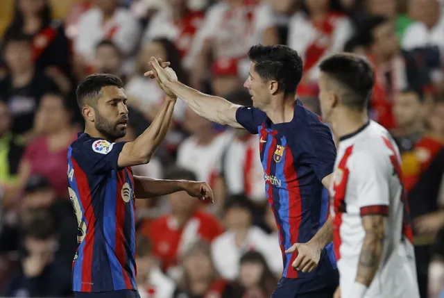 Barcelona bất ngờ nhận thất bại trên sân của Rayo Vallecano   - Ảnh 2.