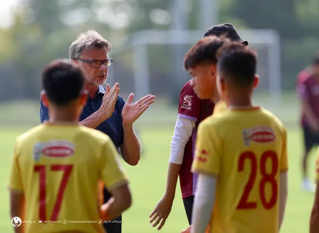 U22 Việt Nam căng sức tập luyện hướng tới trận ra quân tại SEA Games 32 - Ảnh 1.