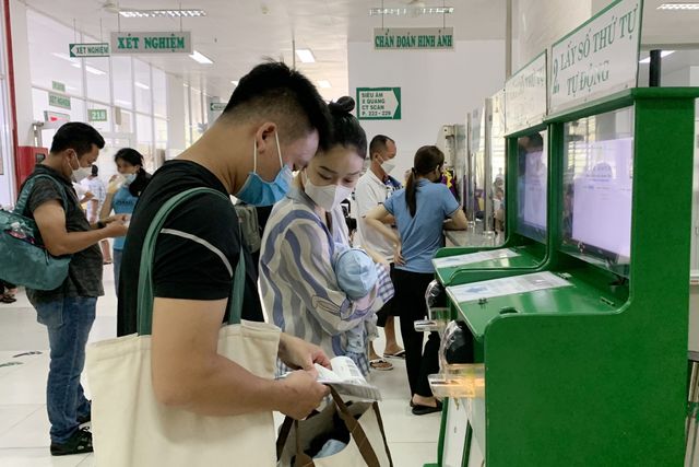 TP. Hồ Chí Minh: Trẻ em, người già đổ bệnh do nắng nóng - Ảnh 1.