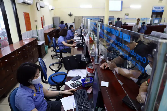 Mật độ giao thông tại Thủ đô tăng cao trước kỳ nghỉ lễ, nhà ga, bến xe đông nghịt - Ảnh 16. Mật độ giao thông tại Thủ đô tăng cao trước kỳ nghỉ lễ, nhà ga, bến xe đông nghịt - Ảnh 16.