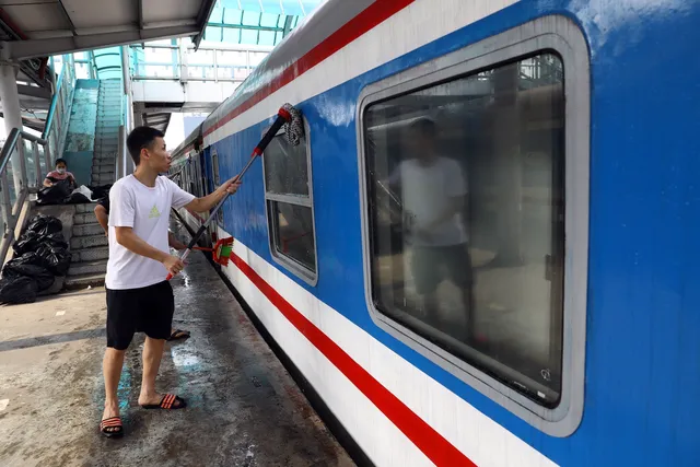 Mật độ giao thông tại Thủ đô tăng cao trước kỳ nghỉ lễ, nhà ga, bến xe đông nghịt - Ảnh 14. Mật độ giao thông tại Thủ đô tăng cao trước kỳ nghỉ lễ, nhà ga, bến xe đông nghịt - Ảnh 14.