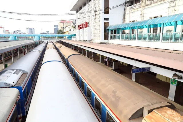 Mật độ giao thông tại Thủ đô tăng cao trước kỳ nghỉ lễ, nhà ga, bến xe đông nghịt - Ảnh 15. Mật độ giao thông tại Thủ đô tăng cao trước kỳ nghỉ lễ, nhà ga, bến xe đông nghịt - Ảnh 15.