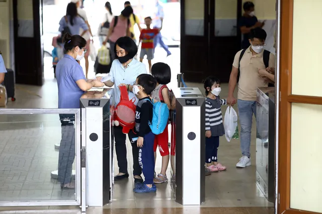 Mật độ giao thông tại Thủ đô tăng cao trước kỳ nghỉ lễ, nhà ga, bến xe đông nghịt - Ảnh 17. Mật độ giao thông tại Thủ đô tăng cao trước kỳ nghỉ lễ, nhà ga, bến xe đông nghịt - Ảnh 17.