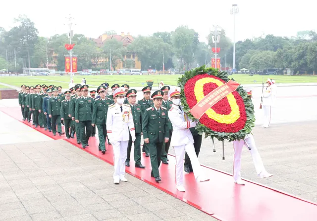 Lãnh đạo Đảng, Nhà nước vào Lăng viếng Chủ tịch Hồ Chí Minh, dâng hương tưởng niệm các Anh hùng liệt sỹ - Ảnh 4.