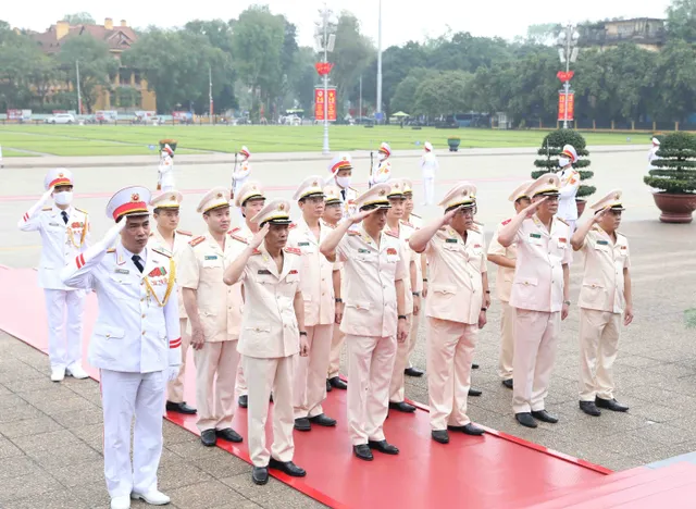 Lãnh đạo Đảng, Nhà nước vào Lăng viếng Chủ tịch Hồ Chí Minh, dâng hương tưởng niệm các Anh hùng liệt sỹ - Ảnh 7.