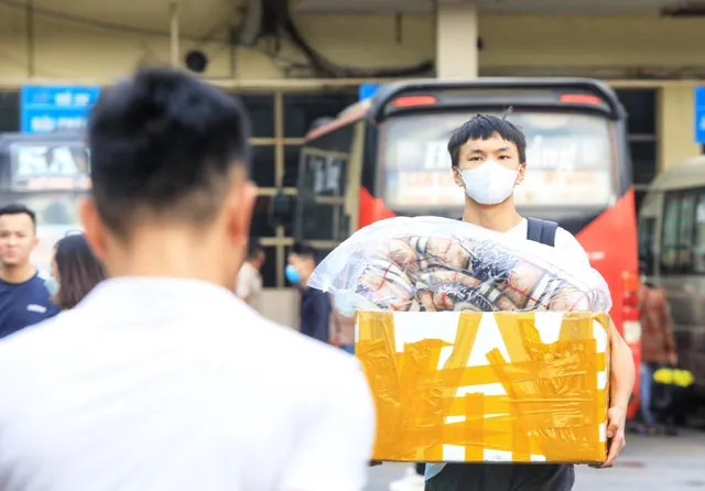 Mật độ giao thông tại Thủ đô tăng cao trước kỳ nghỉ lễ, nhà ga, bến xe đông nghịt - Ảnh 4. Mật độ giao thông tại Thủ đô tăng cao trước kỳ nghỉ lễ, nhà ga, bến xe đông nghịt - Ảnh 4.