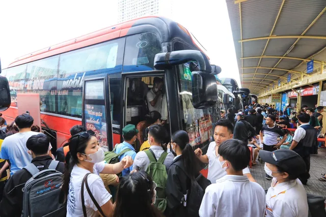 Mật độ giao thông tại Thủ đô tăng cao trước kỳ nghỉ lễ, nhà ga, bến xe đông nghịt - Ảnh 10. Mật độ giao thông tại Thủ đô tăng cao trước kỳ nghỉ lễ, nhà ga, bến xe đông nghịt - Ảnh 10.