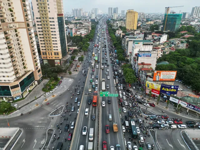 Mật độ giao thông tại Thủ đô tăng cao trước kỳ nghỉ lễ, nhà ga, bến xe đông nghịt - Ảnh 1. Mật độ giao thông tại Thủ đô tăng cao trước kỳ nghỉ lễ, nhà ga, bến xe đông nghịt - Ảnh 1.