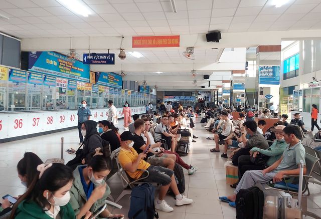 Người dân ùn ùn rời TP Hồ Chí Minh về quê nghỉ lễ 30/4 - 1/5 - Ảnh 1.