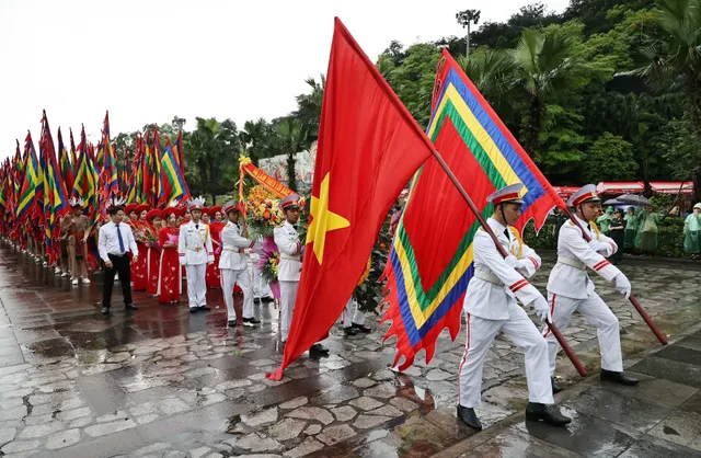 Chủ tịch nước Võ Văn Thưởng dâng hương tưởng niệm, tri ân các Vua Hùng  - Ảnh 4.