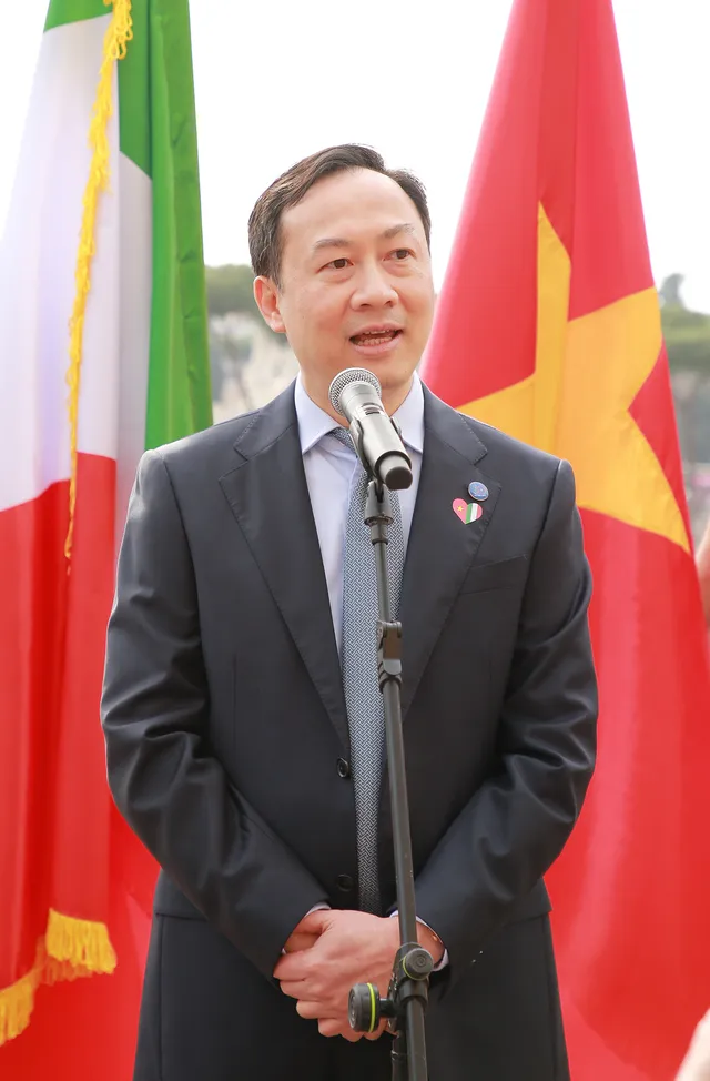 Tơ lụa, áo dài Việt trở thành di sản kết nối Đông - Tây - Ảnh 2.