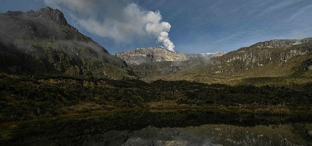 Colombia kêu gọi người dân ở gần núi lửa sơ tán - Ảnh 1.