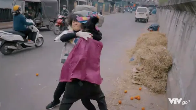 Cuộc đời vẫn đẹp sao: Hậu trường vui nhộn màn vật lộn giữa chợ của Thanh Hương - Minh Cúc - Ảnh 1. Cuộc đời vẫn đẹp sao: Hậu trường vui nhộn màn vật lộn giữa chợ của Thanh Hương - Minh Cúc - Ảnh 1.