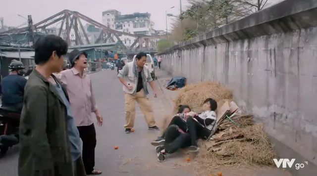 Cuộc đời vẫn đẹp sao: Hậu trường vui nhộn màn vật lộn giữa chợ của Thanh Hương - Minh Cúc - Ảnh 3. Cuộc đời vẫn đẹp sao: Hậu trường vui nhộn màn vật lộn giữa chợ của Thanh Hương - Minh Cúc - Ảnh 3.