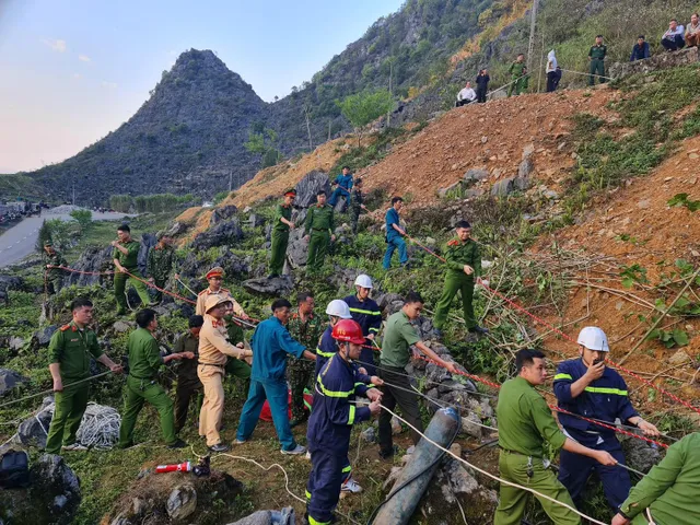 Đang chụp ảnh ở Mã Pì Lèng bị ô tô lùi trúng, rơi xuống hố sâu 56m - Ảnh 1. Đang chụp ảnh ở Mã Pì Lèng bị ô tô lùi trúng, rơi xuống hố sâu 56m - Ảnh 1.