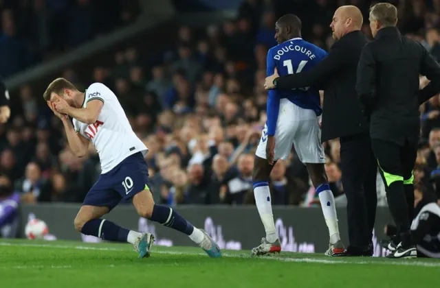 Harry Kane bị tố ăn vạ khiến đối thủ nhận thẻ đỏ - Ảnh 2. Harry Kane bị tố ăn vạ khiến đối thủ nhận thẻ đỏ - Ảnh 2.
