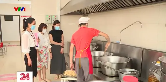 Hà Nội: Phụ huynh kiểm tra đột xuất khu vực bếp ăn cho học sinh - Ảnh 1. Hà Nội: Phụ huynh kiểm tra đột xuất khu vực bếp ăn cho học sinh - Ảnh 1.