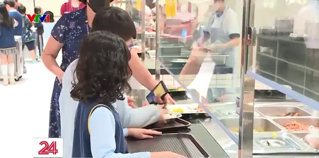Hà Nội: Phụ huynh kiểm tra đột xuất khu vực bếp ăn cho học sinh - Ảnh 2. Hà Nội: Phụ huynh kiểm tra đột xuất khu vực bếp ăn cho học sinh - Ảnh 2.