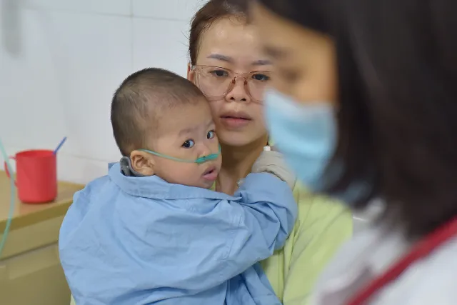 ẢNH: Tăng số trẻ nhập viện do virus hợp bào hô hấp - Ảnh 2. ẢNH: Tăng số trẻ nhập viện do virus hợp bào hô hấp - Ảnh 2.