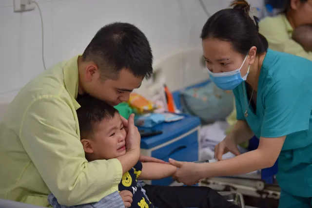 ẢNH: Tăng số trẻ nhập viện do virus hợp bào hô hấp - Ảnh 7. ẢNH: Tăng số trẻ nhập viện do virus hợp bào hô hấp - Ảnh 7.