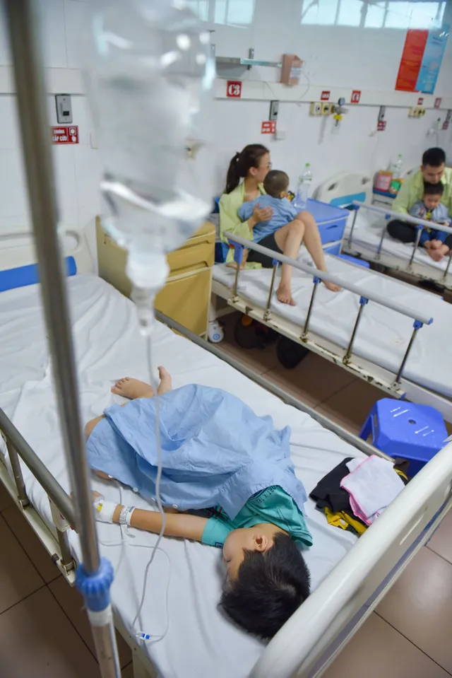 ẢNH: Tăng số trẻ nhập viện do virus hợp bào hô hấp - Ảnh 3. ẢNH: Tăng số trẻ nhập viện do virus hợp bào hô hấp - Ảnh 3.