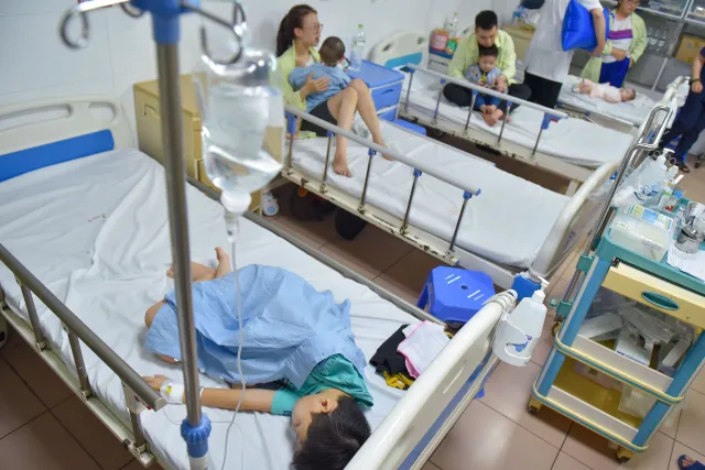 ẢNH: Tăng số trẻ nhập viện do virus hợp bào hô hấp - Ảnh 1. ẢNH: Tăng số trẻ nhập viện do virus hợp bào hô hấp - Ảnh 1.