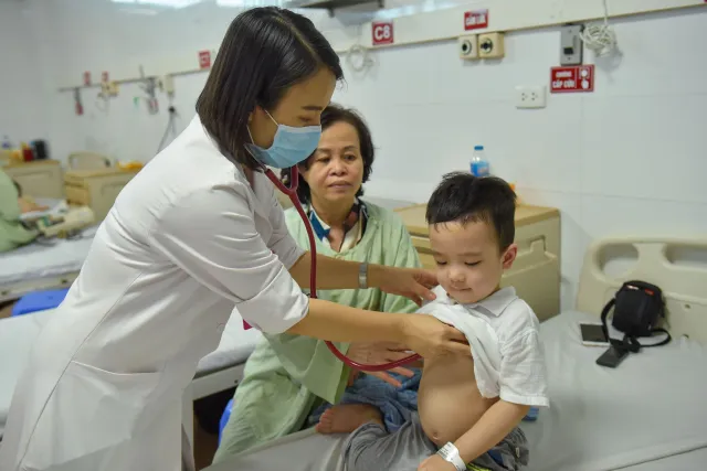 ẢNH: Tăng số trẻ nhập viện do virus hợp bào hô hấp - Ảnh 6. ẢNH: Tăng số trẻ nhập viện do virus hợp bào hô hấp - Ảnh 6.