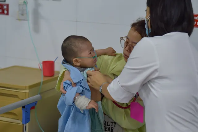 ẢNH: Tăng số trẻ nhập viện do virus hợp bào hô hấp - Ảnh 4. ẢNH: Tăng số trẻ nhập viện do virus hợp bào hô hấp - Ảnh 4.