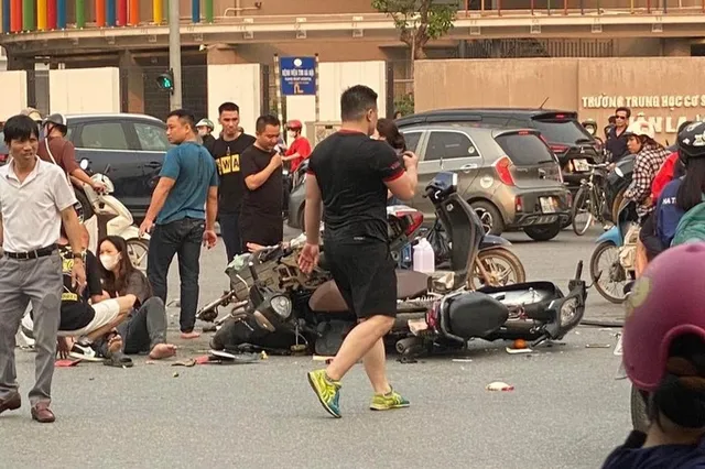 Hà Nội: Xe điên tông liên hoàn 17 xe máy, 17 người bị thương - Ảnh 2.