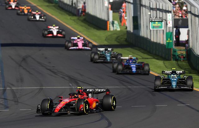 F1 | Ferrari muốn FIA xem xét lại án phạt của Carlos Sainz - Ảnh 1.