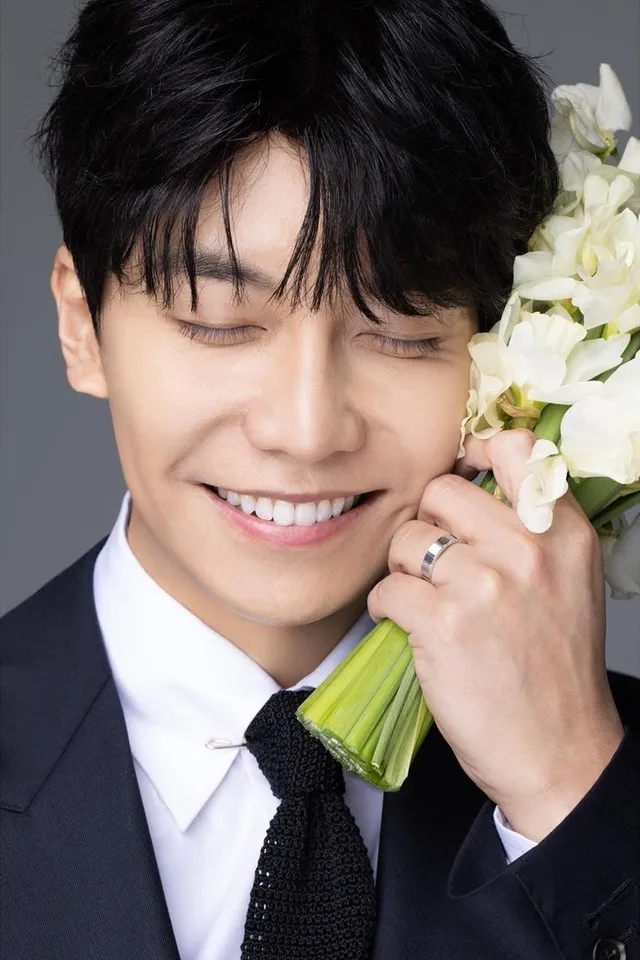 Lee Seung Gi khoe ảnh cưới đẹp như mơ với Lee Da In - Ảnh 4.